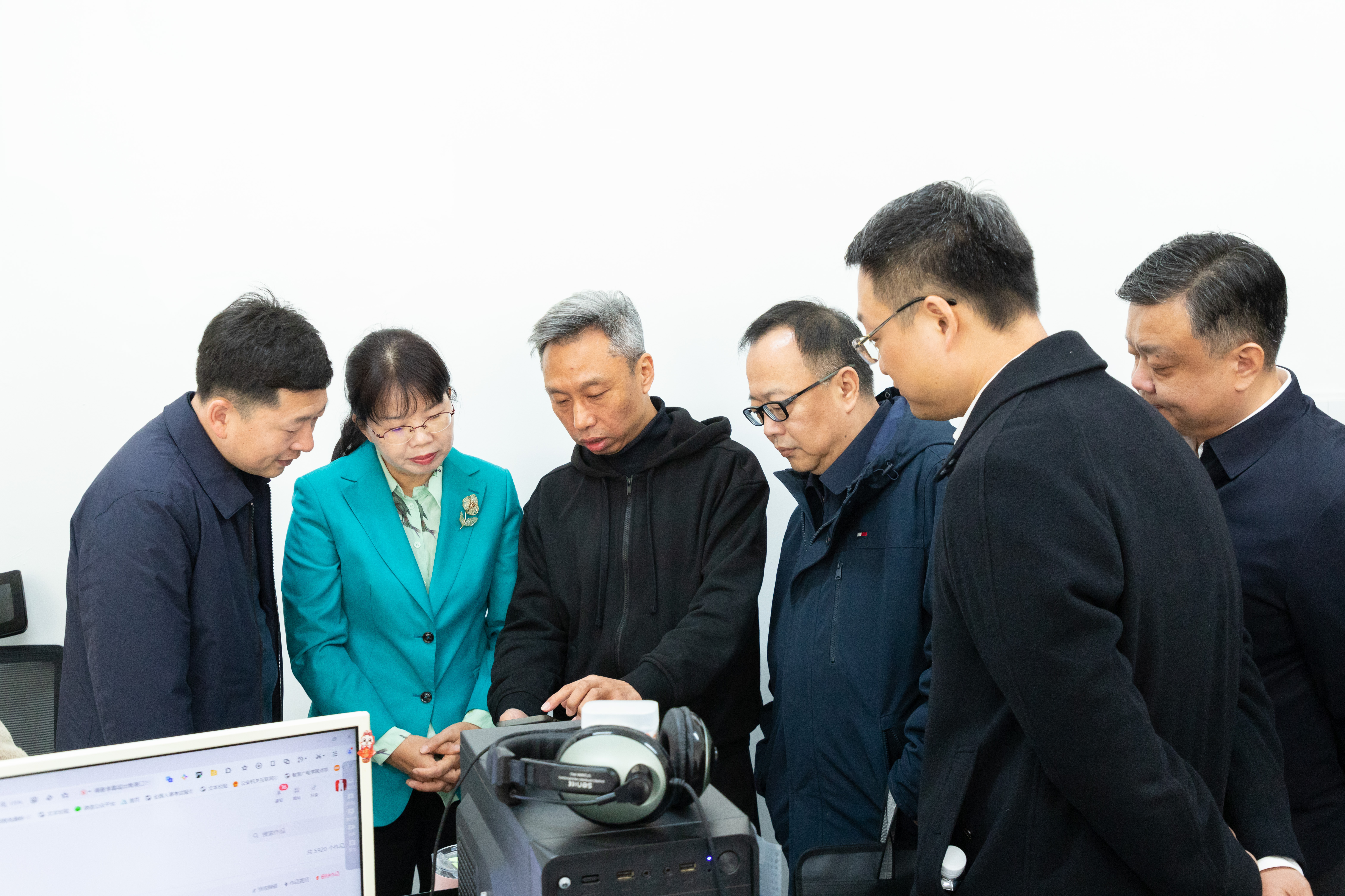 黄芳在辽阳调研